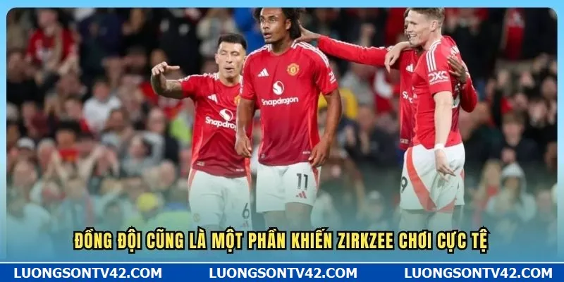 Đồng đội cũng là một phần khiến Zirkzee chơi cực tệ