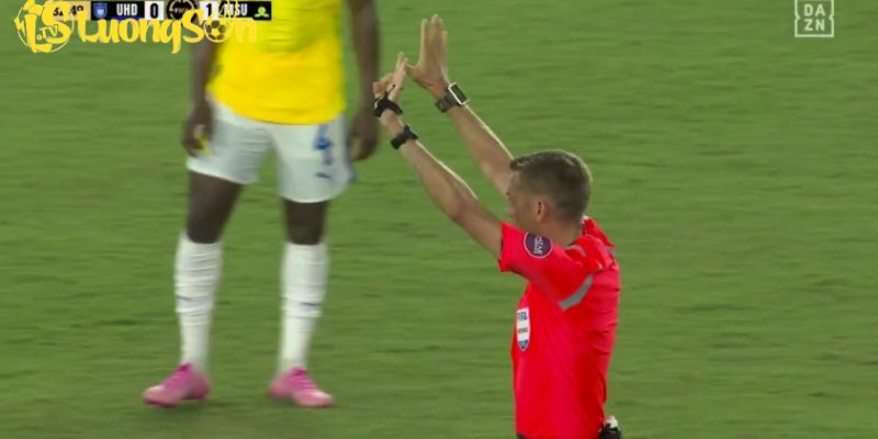 Trọng tài Clement Turpin sử dụng luật bóng đá mới trong Worldcup 2025